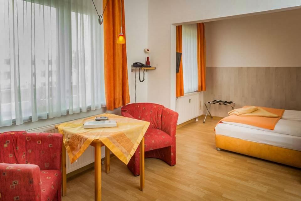 H&H Studio-Apartment Im Stadtteil Ostseeviertel Jedes Apartment Mit Kuechenzeilen - Fahrstuhl Und 24H Check In 그라이프스발트 외부 사진